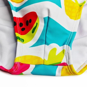 Détail de l'imprimé fruits tropicaux et double couture renforcée sur slip de bain