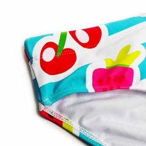 Gros plan détaillé du tissu à séchage rapide avec imprimés fruits et coutures solides
