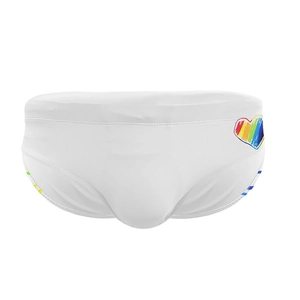 Detail der weißen Herren-Badehose mit Regenbogen-Herz-Logo und elastischem Saum