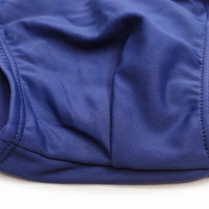 Gros plan sur le tissu de maillot de bain bleu foncé avec détails de couture à double aiguille