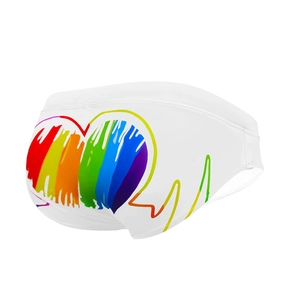Weiße Herren-Badehose mit buntem Regenbogen-Herzaufdruck auf der Rückseite des Slips