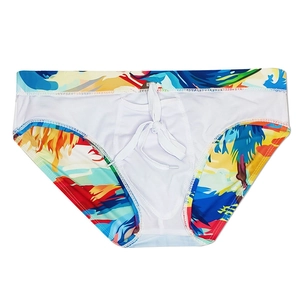 Detailansicht der Herren-Badehose mit tropischem Palmenprint und weißem Kordelzug am Bund