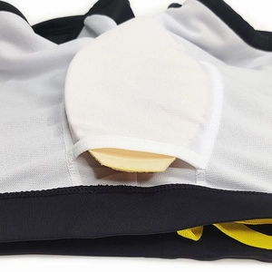Détail du short de bain pour hommes avec doublure en maille respirante et coque de protection