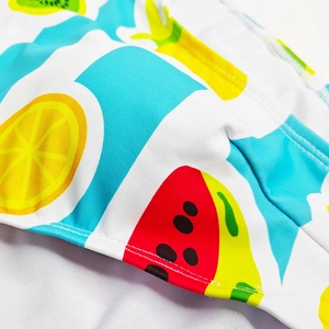 Gros plan du maillot de bain imprimé fruits avec coutures précises et texture de qualité