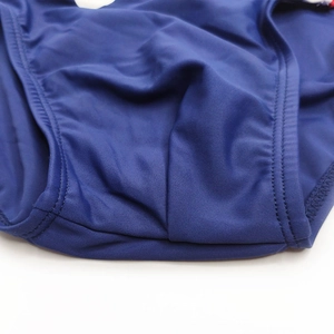 Gros plan d'un slip de bain bleu montrant le tissu élastique et les coutures doubles