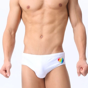 Sexy weiße Herren-Badehose mit tiefem Bund und Regenbogenherz-Muster für Strand und Sport