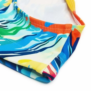 Nahaufnahme der tropischen Sonnenuntergang-Badehose mit hochwertigen Nähten und elastischem Stoff