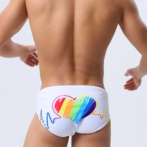Weiße, tief sitzende Herren-Badehose mit Regenbogen-Herz und Herzschlag-Grafik am Rücken