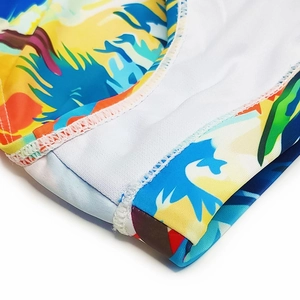 Detailansicht von abstrakten Sonnenuntergang-Prints und professionellen Flachnähten bei Badehosen