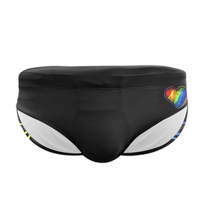 Detailansicht der schwarzen Herren-Badehose mit buntem Regenbogen-Herz-Logo am Bund