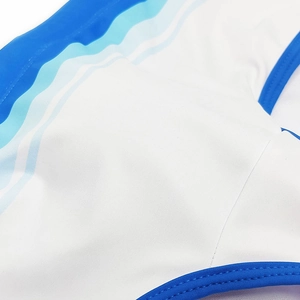 Détail du maillot de bain blanc pour hommes avec rayures dégradées bleues et tissu