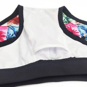 Dettaglio della fodera in rete del top bikini con tasca per imbottitura rimovibile