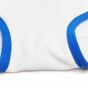 Gros plan détaillé du maillot de bain blanc avec ourlets bleus et coutures de précision