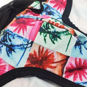 Dettaglio della stampa a palma colorata e cuciture nere sul costume da uomo