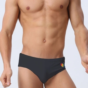 Schwarze Herren-Badehose mit Regenbogen-Herz-Druck aus hochelastischem Stoff