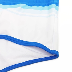 Détail du short de bain à rayures bleues montrant le tissu et les doubles coutures