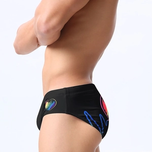 Detailansicht von Regenbogenherz und Herzschlagwellen-Design an schwarzen Badehosen für Herren
