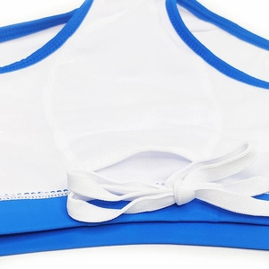 Détail du haut de bikini bleu et blanc avec nœud papillon au dos et tissu élastique