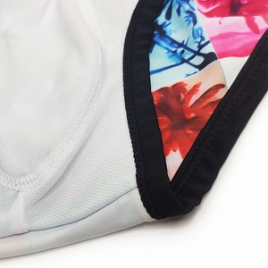 Dettaglio del tessuto del costume da bagno da uomo con stampa tropicale e cuciture rinforzate