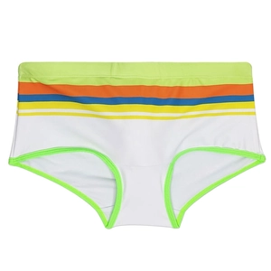 Détail de maillot de bain blanc avec rayures multicolores et bordure vert fluo