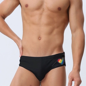 Detail einer schwarzen niedrigen Badehose mit buntem Regenbogen-Herz-Druck an der Seite
