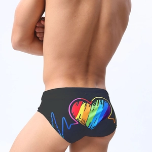 Rückansicht schwarzer Badeslips mit Regenbogenherz und Pulsliniendesign im Detail
