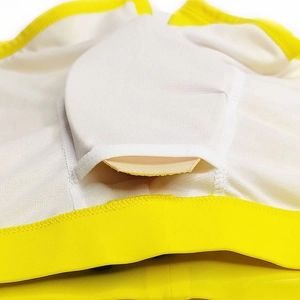 Détail de la poche intérieure pour coque sur ce maillot de bain jaune pour homme en tissu extensible