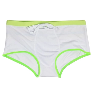 Détail de maillot de bain homme blanc avec liseré vert fluo contrasté et cordon de serrage