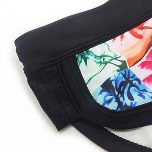 Dettaglio del costume da bagno uomo con stampa tropicale di palme e inserto in mesh traspirante
