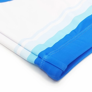 Détail du maillot de bain homme avec imprimé vagues bleues et coutures doubles