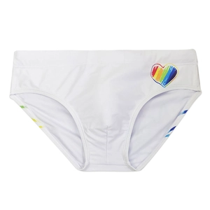 Detail weißer Herren-Badehosen mit bunter Regenbogen-Herz-Applikation auf der rechten Seite