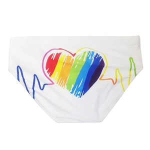 Detail der weißen Herren-Badehose mit Regenbogen-Herz und Herzschlag-Linien-Aufdruck