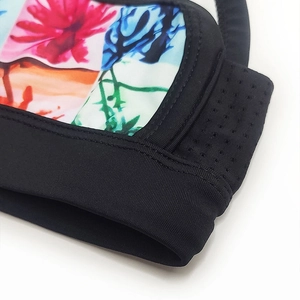 Dettaglio del costume da bagno uomo con stampa floreale, inserti mesh e cuciture piatte