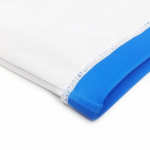 Vue macro détaillée du tissu de maillot de bain en mesh blanc avec bordure bleue