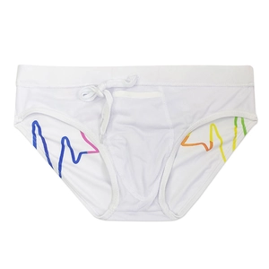 Detail der weißen Herren-Badehose mit bunten Seitenstreifen und Kordelzug am Bund
