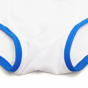 Vue macro de la pochette de maillot de bain blanche à liseré bleu et doublure en maille