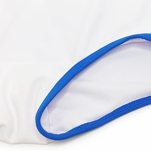Gros plan d'un short de bain blanc avec coutures de bordure bleues et tissu de haute qualité
