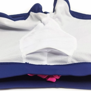 Détail du maillot de bain pour homme avec doublure en maille blanche et cordon rose
