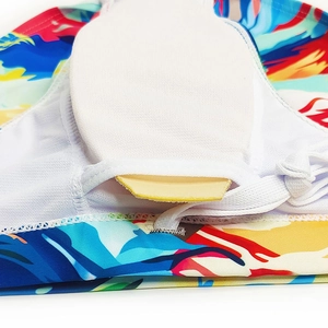 Detail der bedruckten Herren-Badehose mit atmungsaktivem Netzfutter und herausnehmbarem Pad