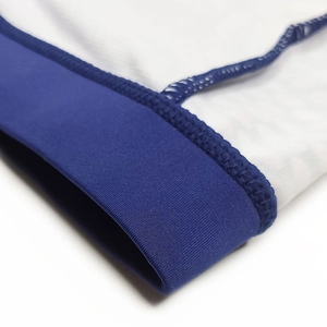 Détail macro du tissu en maille haute densité et des coutures fines sur le boxer de bain homme