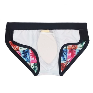 Détail d'un slip de bain bikini pour hommes avec imprimés tropicaux et rembourrage amovible