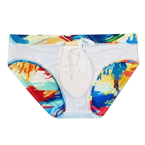 Detail der Herren-Badehose mit tropischem Tintendruck, Kordelzug und Polstereinlage