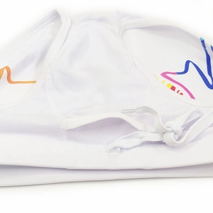 Detailansicht der weißen Mesh-Badehose mit verstellbarem Kordelzug und bunten Kurvenlinien