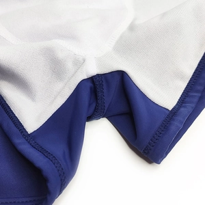 Vue détaillée du maillot de bain à séchage rapide avec tissu double couche et coutures renforcées