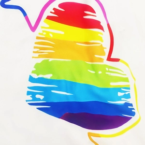 Detailansicht eines regenbogenfarbenen Herzaufdrucks auf weißem schnelltrocknendem Stoff