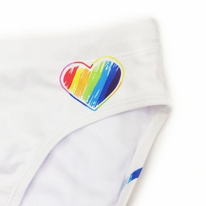 Detailaufnahme weißer Badehose mit regenbogenfarbenem Herz-Graffiti-Muster
