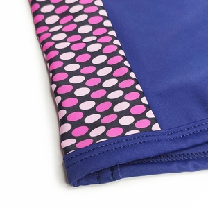 Détail du maillot de bain homme avec motif à pois et coutures doubles durables