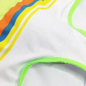 Détail du tissu de maillot de bain élastique avec rayures colorées et coutures vert néon