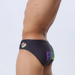 Détail du slip de bain noir avec texte Pride arc-en-ciel et graphique Love is Love