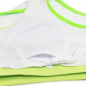 Détails macro du short de bain pour hommes avec tissu vert néon, doublure filet et cordon